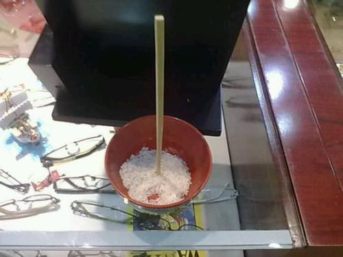 ​筷子为什么能在有水的碗里立起来，是超自然现象吗？