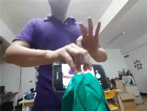 视频：丝巾穿越手机屏幕从背面拉出 你能看出破绽吗