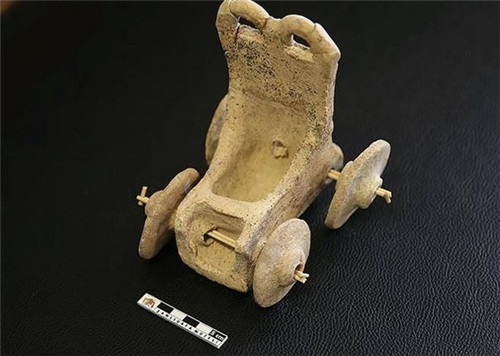 其实在5000年前就有汽车了，考古人员发现王子的汽车玩具