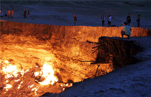 地狱之门达瓦札天然气燃烧火焰坑为什么不灭，还能烧多久？