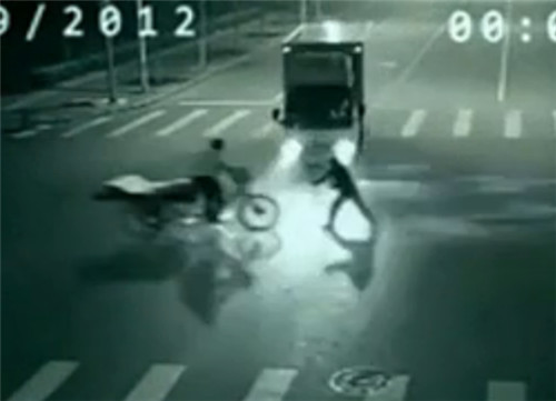 视频拍到香港惊现蓝光人，在十字路口瞬移救人，独家真相揭秘