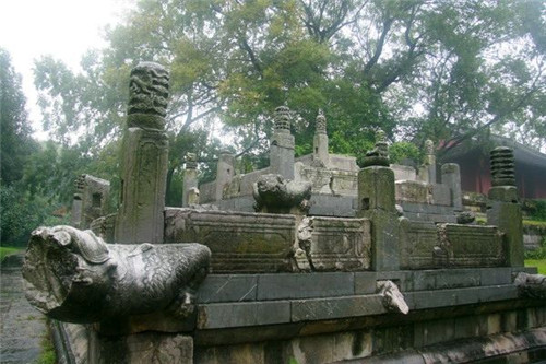 朱元璋墓在哪里，有没有被盗或被考古人员打开挖掘过？