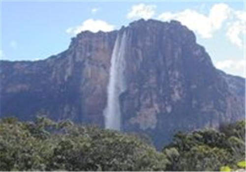 世界上最大的瀑布，每秒携带500万立方米的水流冲击而下