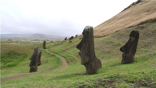 复活岛巨人像之迷：石像是怎么形成的，谜底震惊世人！