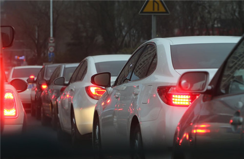 为什么堵车或排队时，总认为另外一边比较快？科学答案