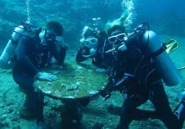 海底一万米吓疯潜水员，究竟海底深处有什么恐怖生物存在