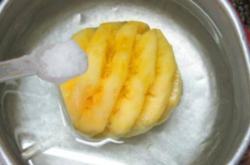 菠萝为什么要用盐水泡，泡多久才能吃，不泡盐水能吃吗