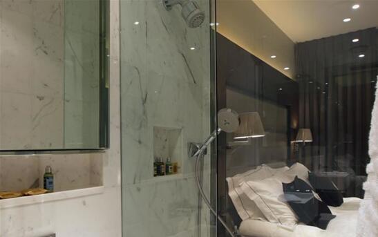 为什么酒店卫生间都是透明玻璃的？内部员工透漏真实原因