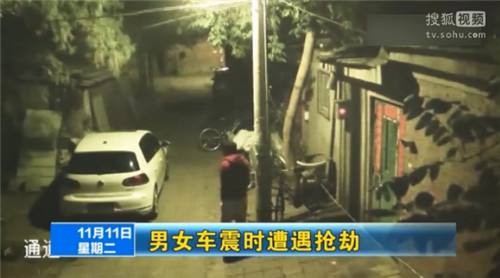 视频：男女车震时遭遇抢劫，结果女子被劫匪给车震了