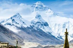 世界上最高的山峰是珠穆朗玛峰，珠峰不是地球最高点/最高超1万米